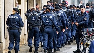 Archivfoto. Deutsche Polizisten gehen vor dem Hotel „Bayerischer Hof“, einen Tag vor der Münchner Sicherheitskonferenz in München, Deutschland, am 12. Februar 2026.