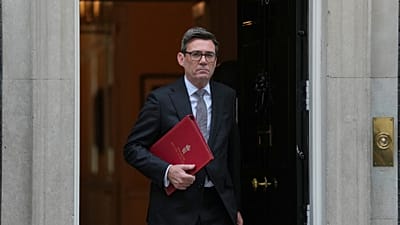 Le Premier ministre britannique Andy Burnham quitte le 10 Downing Street pour se rendre au parlement, à Londres, mercredi 21 octobre 2026. (AP P
