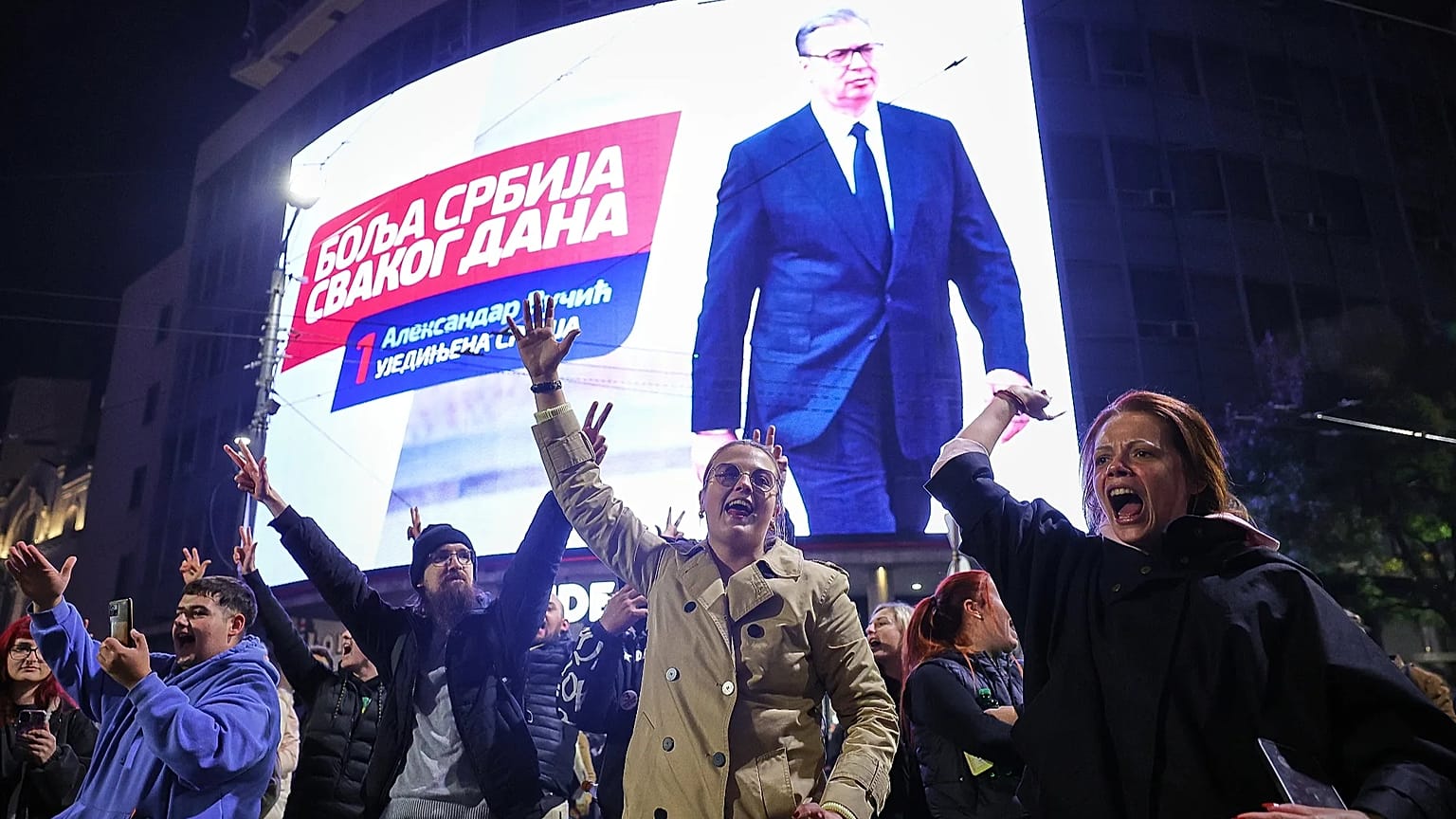 I giovani esultano dopo la chiusura dei seggi per le elezioni parlamentari a Belgrado, in Serbia, domenica 25 ottobre 2026.