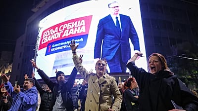 I giovani esultano dopo la chiusura dei seggi per le elezioni parlamentari a Belgrado, in Serbia, domenica 25 ottobre 2026.