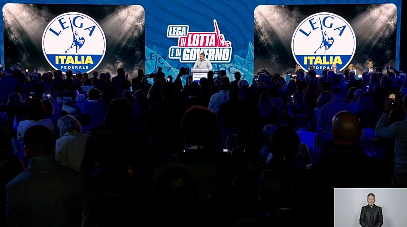 Matteo Salvini mostra il nuovo simbolo della Lega