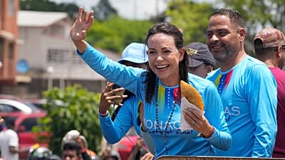 ARCHIVO: La líder opositora María Corina Machado saluda a sus seguidores en Maturín, Venezuela, el 20 de julio de 2024. (Foto AP/Matias Delacroix)