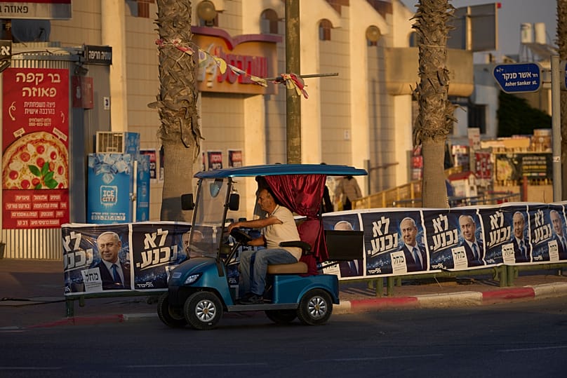 ملصقات انتخابية لنتنياهو في بلدة يروحام جنوبي إسرائيل، 21 أكتوبر 2026.