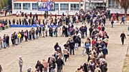 Kígyózó sorok egy belgrádi szavazókör előtt