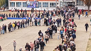 Kígyózó sorok egy belgrádi szavazókör előtt