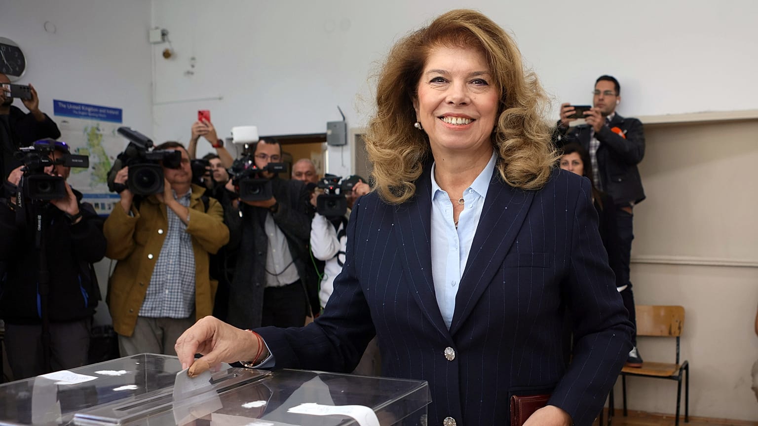 A hivatalban lévő Ilijana Jotova szavaz a bolgár elnökválasztás első fordulójában