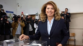 A hivatalban lévő Ilijana Jotova szavaz a bolgár elnökválasztás első fordulójában