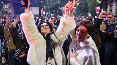 Az emberek ünnepelnek, miután Aleksandar Vučić, a jobboldali Szerb Haladó Párt (SNS) vezetője elismerte vereségét a parlamenti választáson Belgrádban.