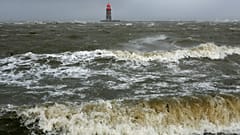 Hochwasser drückt in Bremerhaven an Land