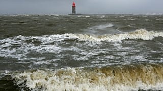 Hochwasser drückt in Bremerhaven an Land