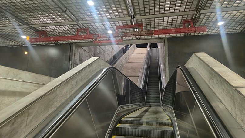 Das fahrbare Mittelpodest. Horizontale Fahrsteige kennt man sonst aus dem Flughafen.