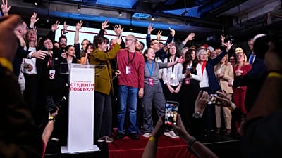 Un candidato de la Lista de Estudiantes celebra en el escenario con el personal tras las elecciones legislativas en Belgrado, Serbia, el 25 oct. 2026. (AP Ph