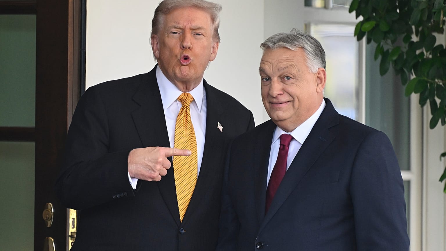 Donald Trump elnök (balra) üdvözli Orbán Viktor magyar miniszterelnököt a Fehér Házban, 2025. november 7-én, Washingtonban