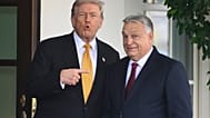 Donald Trump elnök (balra) üdvözli Orbán Viktor magyar miniszterelnököt a Fehér Házban, 2025. november 7-én, Washingtonban