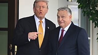Donald Trump elnök (balra) üdvözli Orbán Viktor magyar miniszterelnököt a Fehér Házban, 2025. november 7-én, Washingtonban