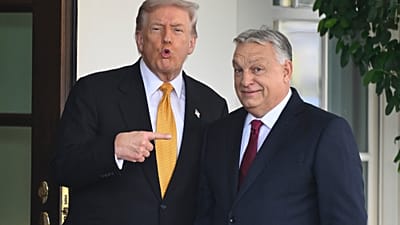 Donald Trump elnök (balra) üdvözli Orbán Viktor magyar miniszterelnököt a Fehér Házban, 2025. november 7-én, Washingtonban