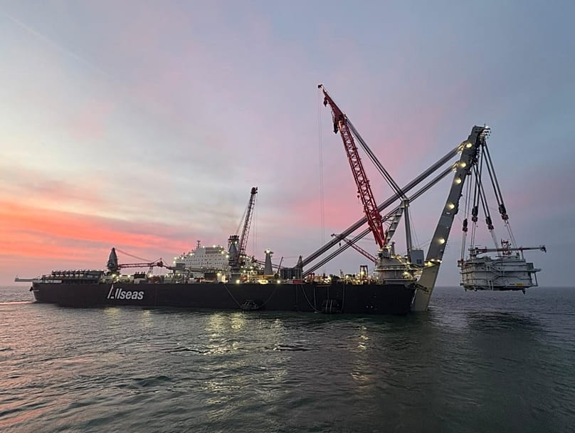 Die "Pioneering Spirit" hat die Plattformen "Darß" und "Zingst" samt Unterbauten in einem Einsatz in der Ostsee installiert.