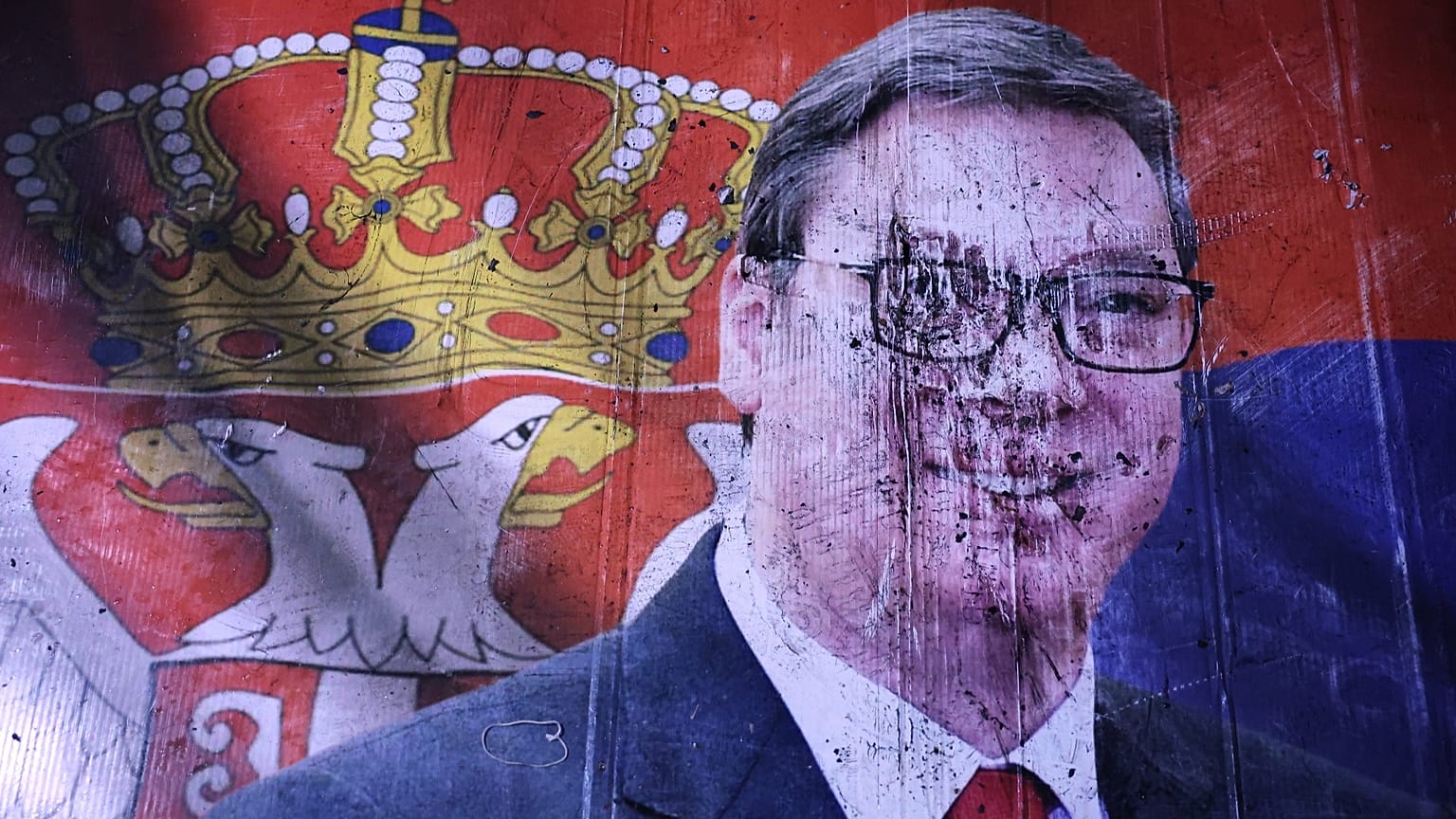 Ein beschmiertes Plakat von Aleksandar Vučić liegt vor der Nationalversammlung in Belgrad auf dem Gehweg, 25. Oktober 2026.