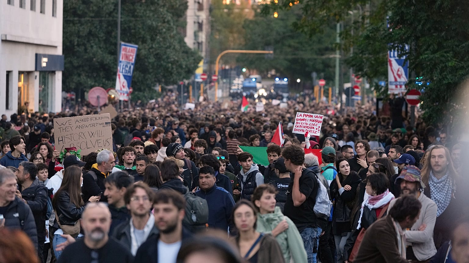 Gente sfila per le strade di Milano per protestare contro l’aumento del costo della vita e il deterioramento dei servizi pubblici (24 ottobre 2026)