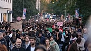 Gente sfila per le strade di Milano per protestare contro l’aumento del costo della vita e il deterioramento dei servizi pubblici (24 ottobre 2026)