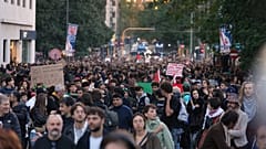Menschen ziehen durch Mailand und protestieren gegen steigende Lebenshaltungskosten und marode öffentliche Dienste (24. Oktober 2026)