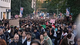 Gente sfila per le strade di Milano per protestare contro l’aumento del costo della vita e il deterioramento dei servizi pubblici (24 ottobre 2026)