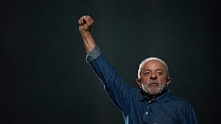 Луис Инасиу Лула да Силва обращается к своим сторонникам на митинге в честь победы.