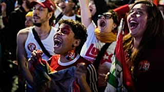 Anhänger von Präsident Luiz Inacio Lula da Silva, der eine weitere Amtszeit anstrebt, jubeln in São Paulo, als das Stichwahlergebnis bekanntgegeben wird.