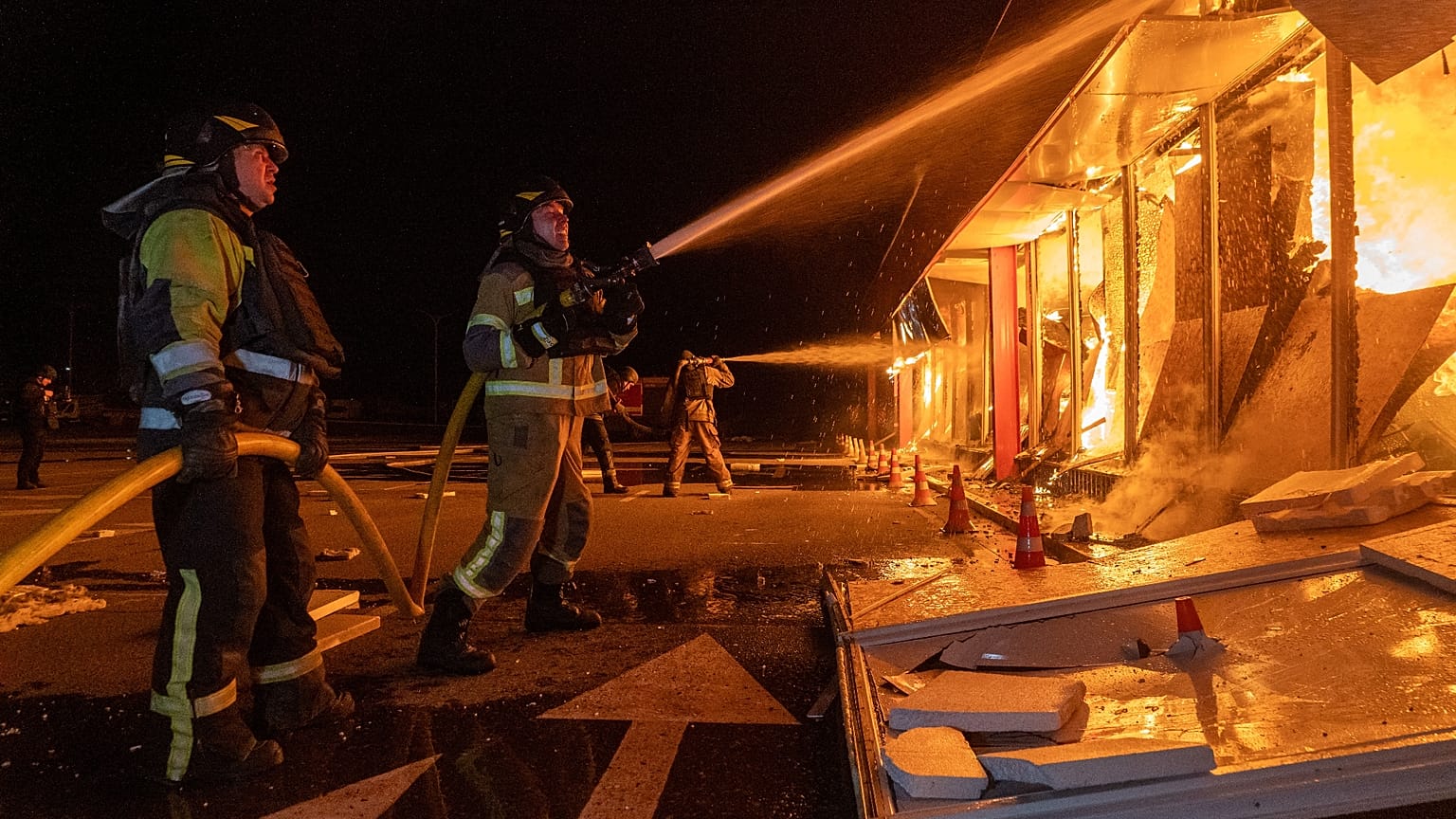 Los bomberos intentan extinguir un incendio en un centro comercial tras el ataque aéreo de Rusia en Járkov, Ucrania, el domingo 25 de octubre de 2026.