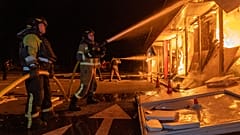 Los bomberos intentan extinguir un incendio en un centro comercial tras el ataque aéreo de Rusia en Járkov, Ucrania, el domingo 25 de octubre de 2026.