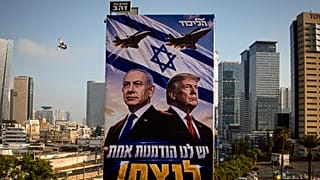 لوحة انتخابية لحزب الليكود تحمل صورتي ترامب ونتنياهو في تل أبيب، 26 تشرين الأول/أكتوبر 2026. 