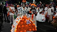 Persone vestite da iconiche "Catrinas" del Messico sfilano nella Grande Processione delle Catrinas, parte delle prossime celebrazioni del Giorno dei Morti a Città del Messico