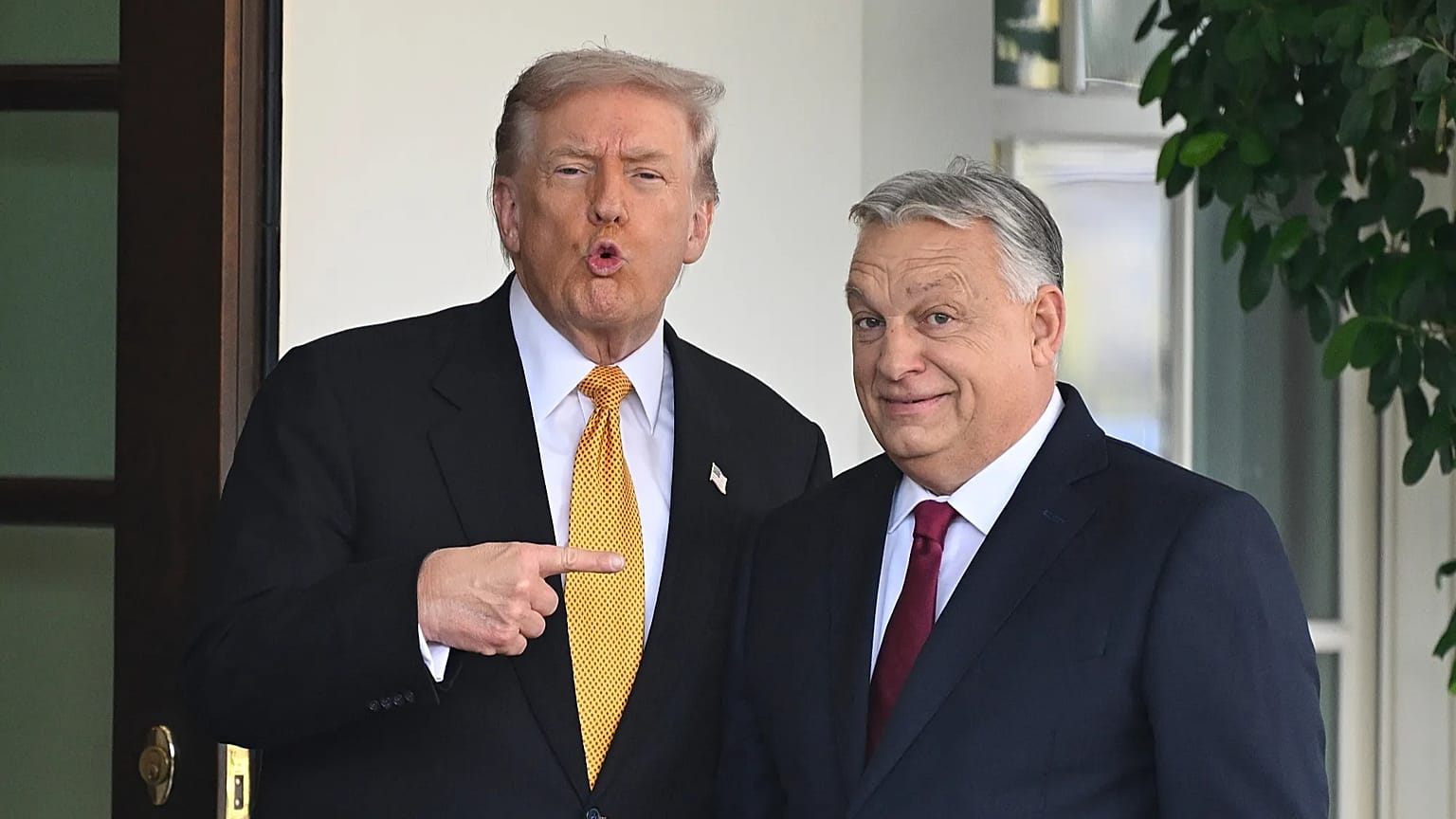 El presidente Donald Trump (izquierda) recibe al primer ministro húngaro Viktor Orbán en la Casa Blanca, el 7 de noviembre de 2025, en Washington