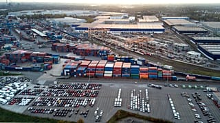 ΦΩΤΟ ΑΡΧΕΙΟΥ. Ο ήλιος δύει πίσω από το κέντρο logistics Duisport Logport στον ποταμό Ρήνο, στο Ντούισμπουργκ της Γερμανίας, 28 Οκτωβρίου 2022