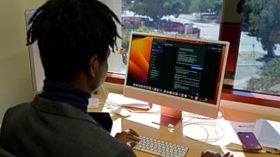 Postdoktorand Tofunmi Omiye prüft in seinem Büro an der Medizinischen Fakultät der Stanford-Universität in Stanford, Kalifornien, Chatbots, am Dienstag, 17. Oktober 2023.