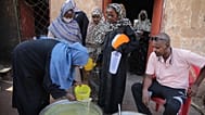 امرأة توزّع طعامًا على المحتاجين في مطبخ مجتمعي بالخرطوم، السودان، 23 أيلول/سبتمبر 2026. 