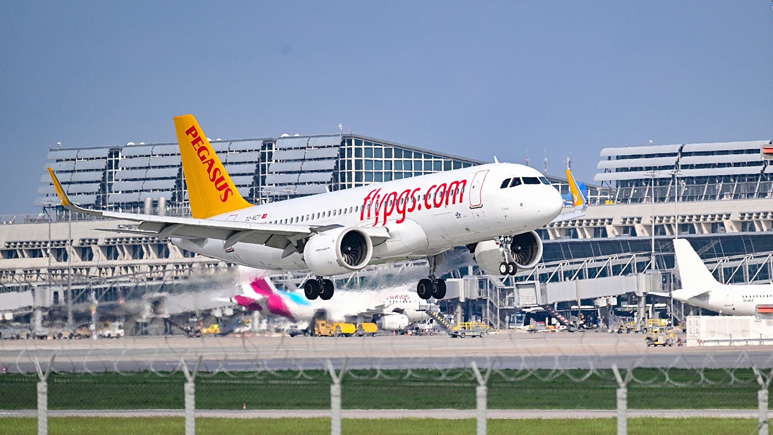 Symboldbild : Pegasus Airlines landet am Flughafen Stuttgart 
