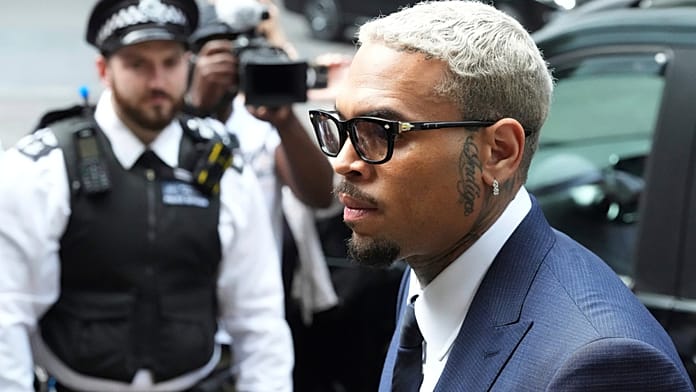 Grammy ödüllü şarkıcı Chris Brown, şişeli saldırı nedeniyle 3 yıla kadar hapisle karşı karşıya