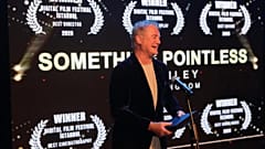 İngiliz oyuncu Owen Teale, “Something Pointless” filmindeki performansıyla En İyi Erkek Oyuncu ödülünü aldı