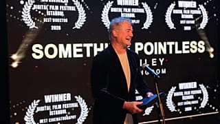 İngiliz oyuncu Owen Teale, “Something Pointless” filmindeki performansıyla En İyi Erkek Oyuncu ödülünü aldı