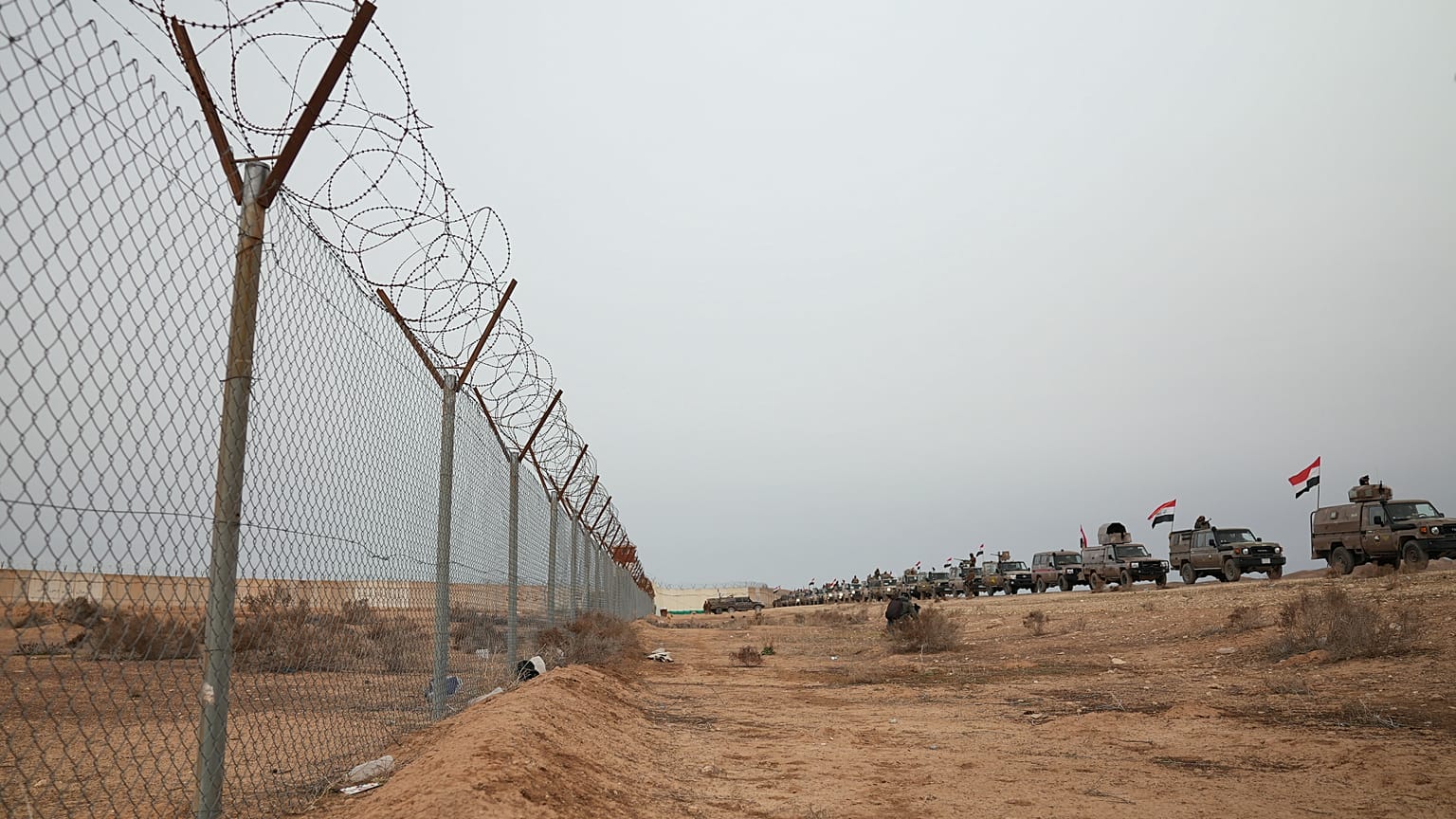 عناصر من حرس الحدود العراقي يقومون بدورية في مركبات مدرعة على طول الحدود مع سوريا، في سنجار بشمال العراق، يوم الخميس، 22 يناير/كانون الثاني 2026. (صورة من أسوشيتد برس/ فريد عب
