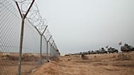 عناصر من حرس الحدود العراقي يقومون بدورية في مركبات مدرعة على طول الحدود مع سوريا، في سنجار بشمال العراق، يوم الخميس، 22 يناير/كانون الثاني 2026. (صورة من أسوشيتد برس/ فريد عب