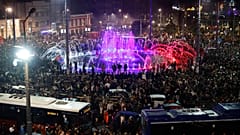 La gente celebra después de que Aleksandar Vucic, líder del derechista Partido Progresista Serbio (SNS), admitiera su derrota en las legislativas en Belgrado, Serbia.