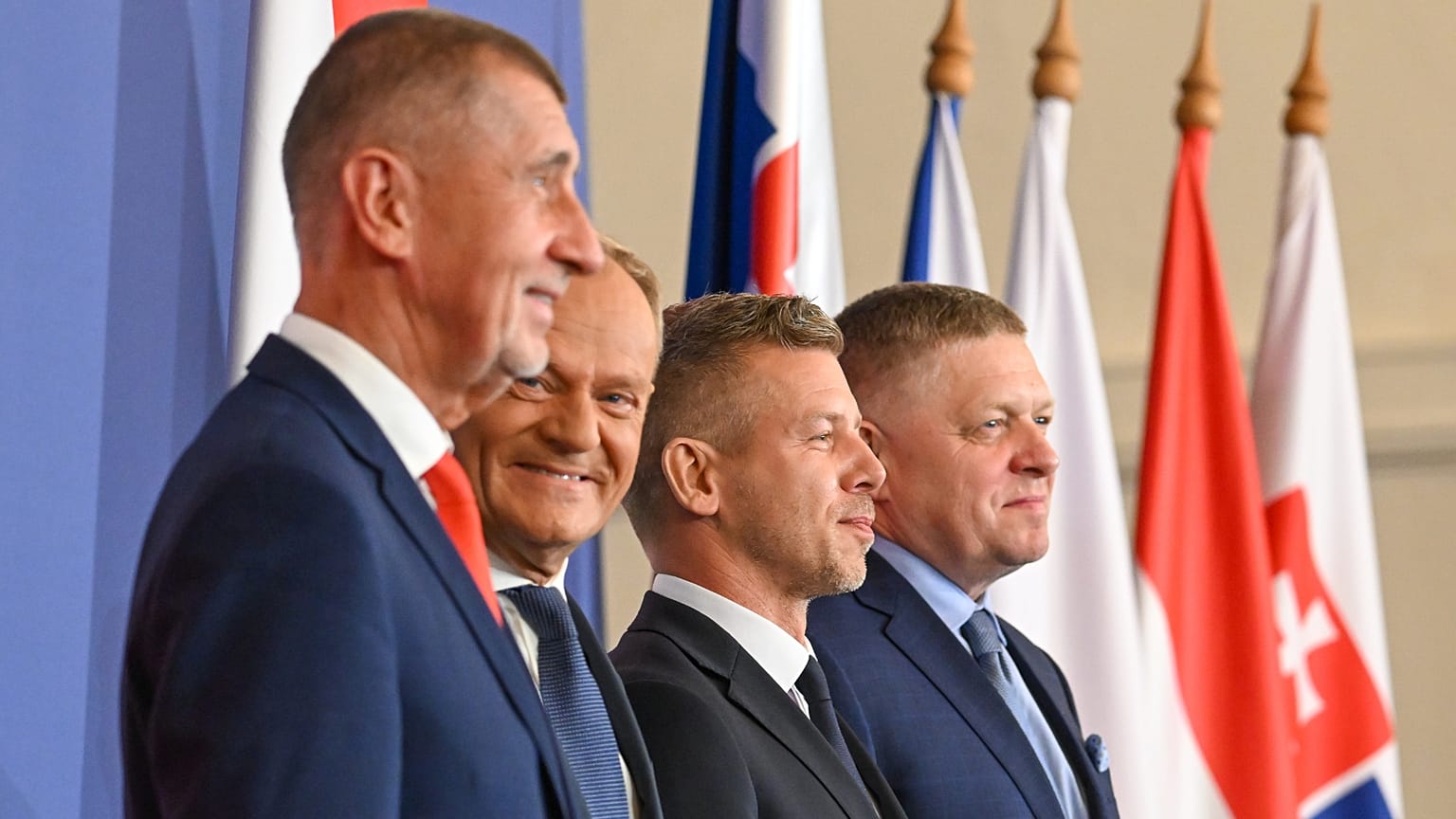 Andrej Babis (balról az első) és Magyar Péter (balról a harmadik) Donald Tusk és Robert Fico társaságában a V4-es gödöllői csúcstalálkozóján, 2026.06.23-án.