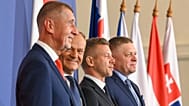 Andrej Babis (balról az első) és Magyar Péter (balról a harmadik) Donald Tusk és Robert Fico társaságában a V4-es gödöllői csúcstalálkozóján, 2026.06.23-án.