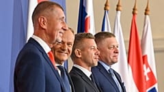 Andrej Babis (balról az első) és Magyar Péter (balról a harmadik) Donald Tusk és Robert Fico társaságában a V4-es gödöllői csúcstalálkozóján, 2026.06.23-án.