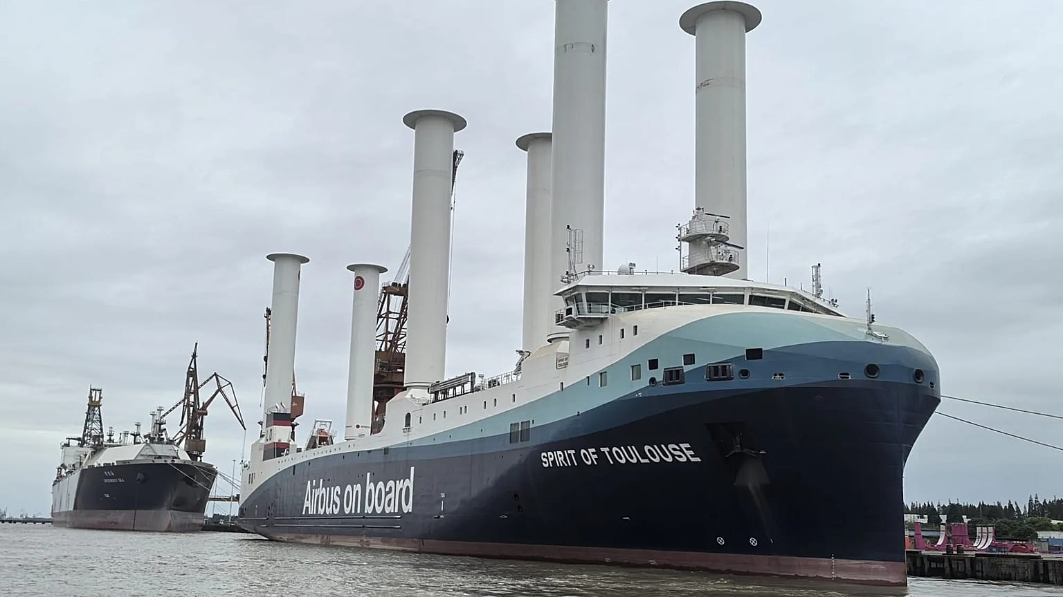 Das neue Transportschiff von Airbus hat sechs Rotorsegel. Die Fahrt soll so emissionsärmer werden.