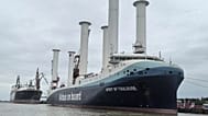 Das neue Transportschiff von Airbus hat sechs Rotorsegel. Die Fahrt soll so emissionsärmer werden.