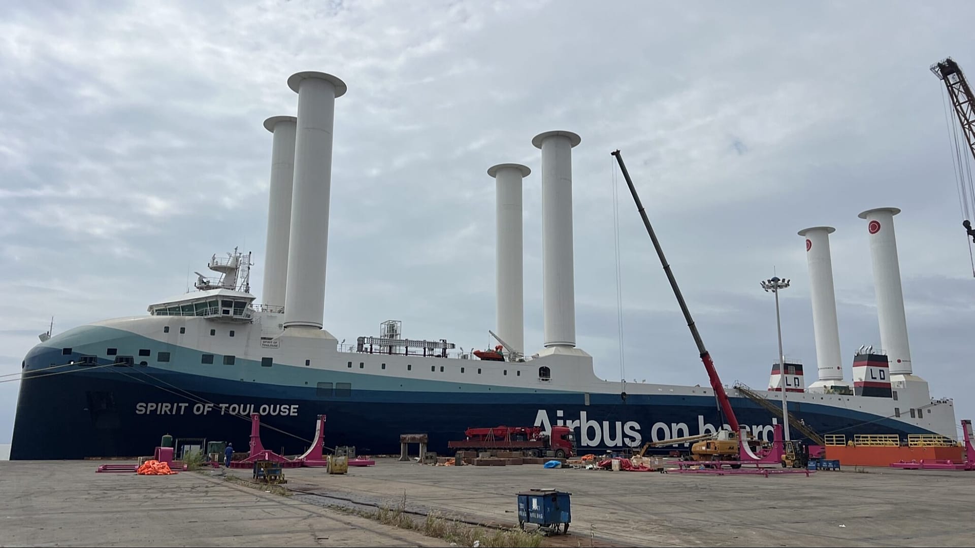 Erstes Frachtschiff mit sechs Rotorsegeln fertig Erstes Frachtschiff mit sechs Rotorsegeln fertig