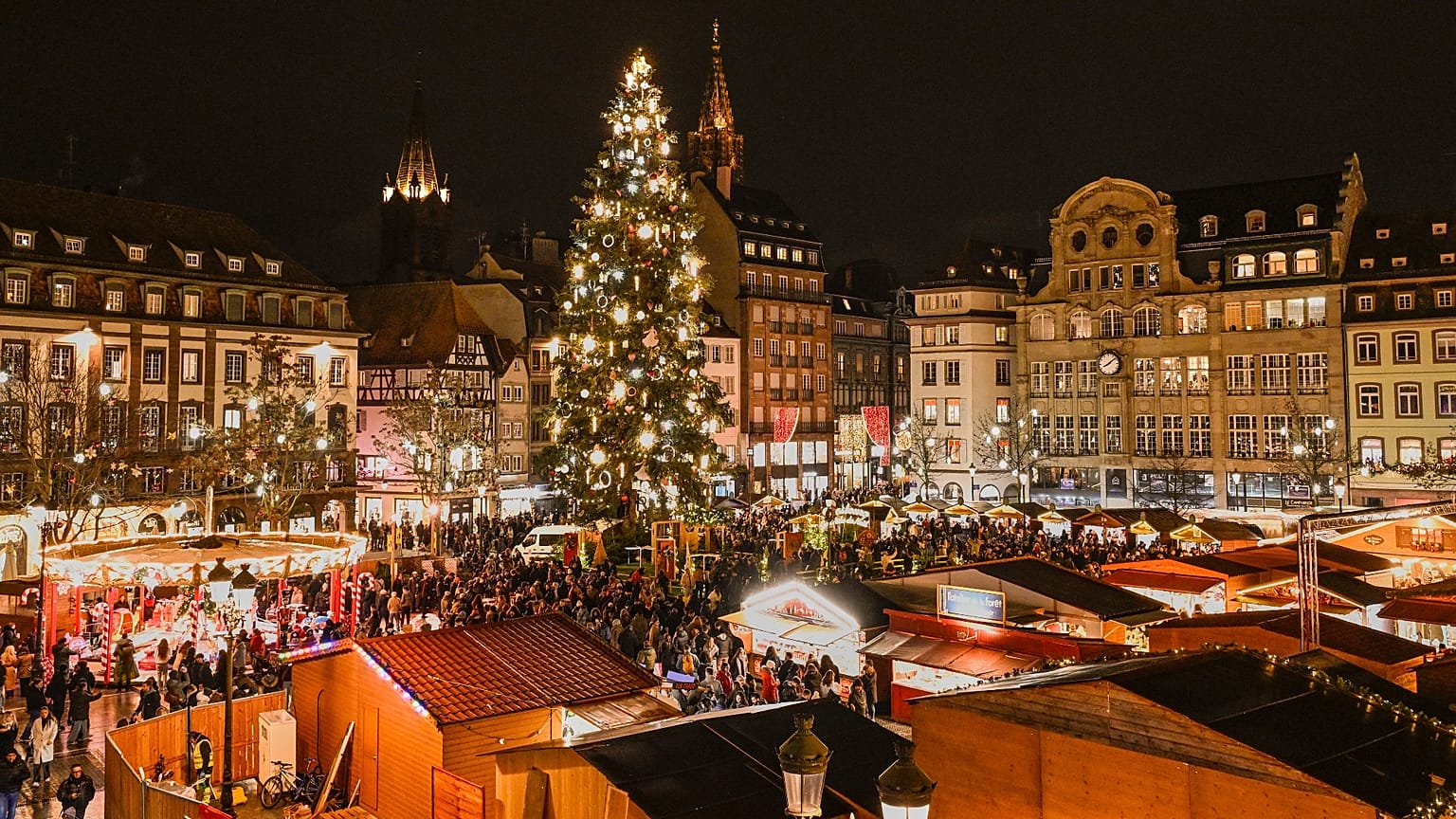 La gente pasea por un mercado navideño en Estrasburgo, al este de Francia, el miércoles 26 de noviembre de 2025. 